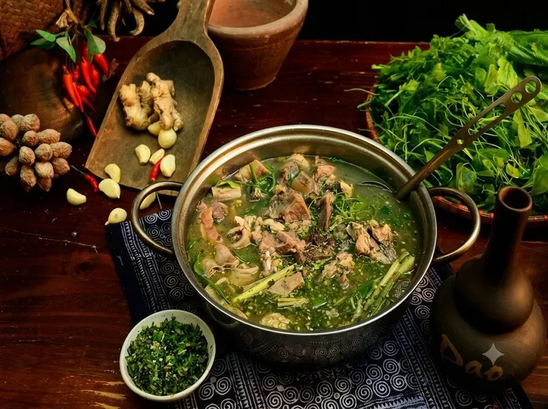 Thắng cố nóng hổi là món ăn thường gặp ở chợ phiên vùng cao.