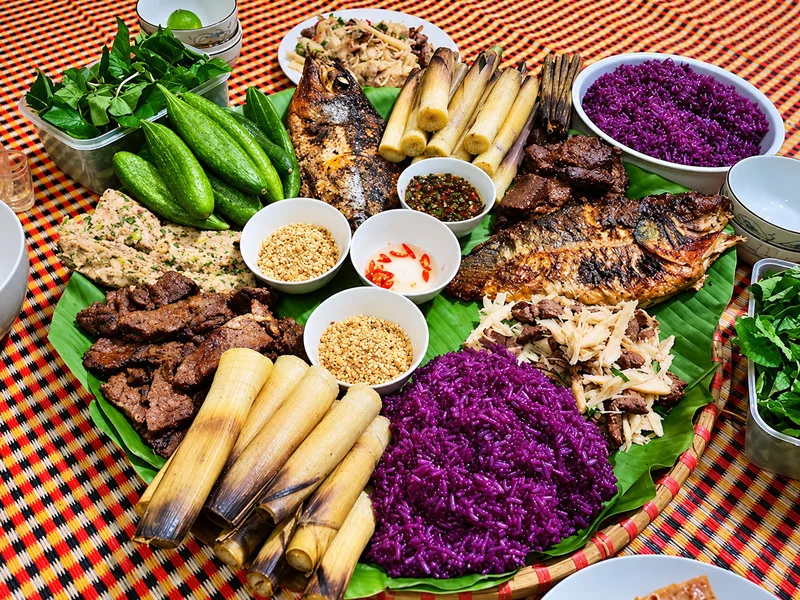 Mâm cơm bản phản ánh nét mộc mạc trong ẩm thực Tây Bắc.