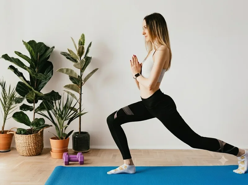 Reverse Lunge rèn thăng bằng và sức mạnh từng chân.