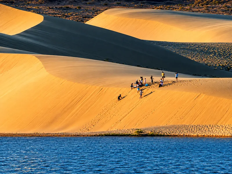 Bàu Trắng – địa điểm du lịch Phan Thiết nổi tiếng giữa đồi cát