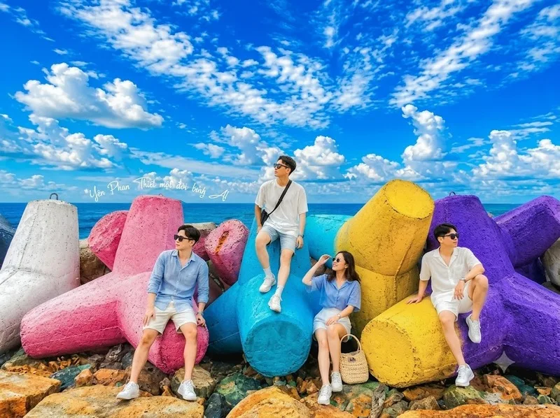 Bãi đá Ông Địa – góc check-in Phan Thiết bên biển