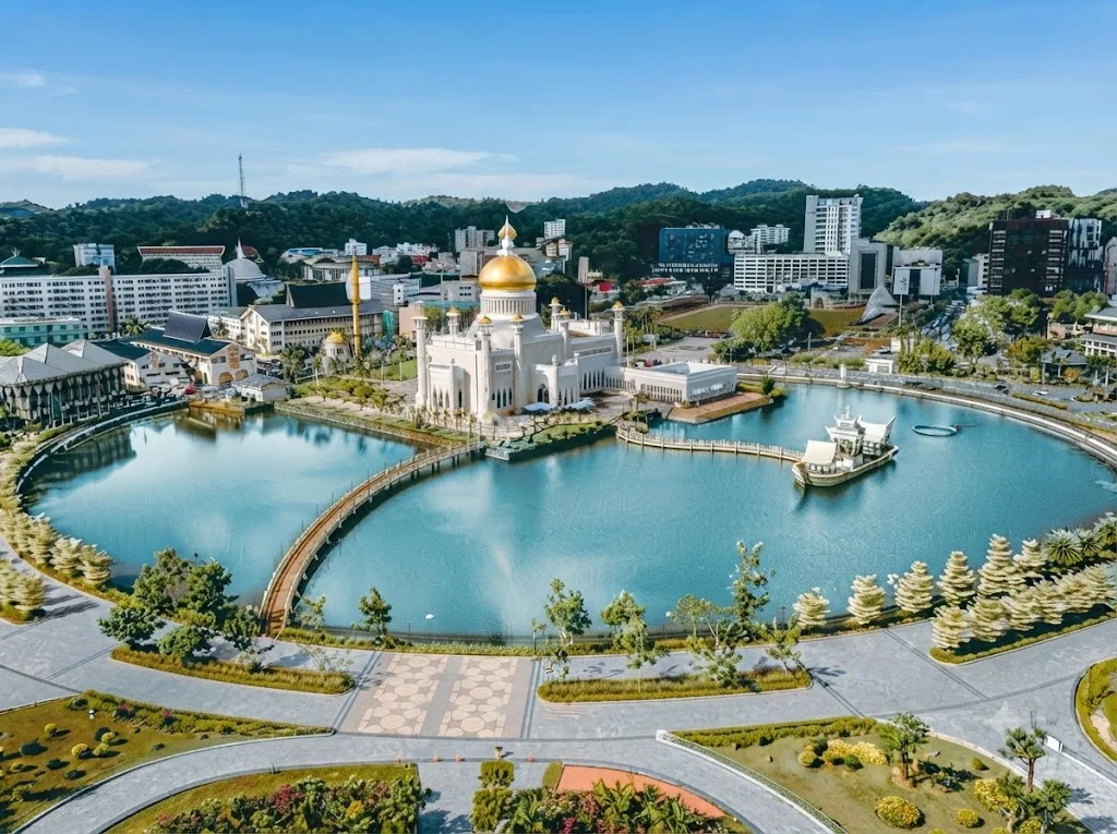 Brunei nằm trên đảo Borneo và nổi bật với ngành dầu khí
