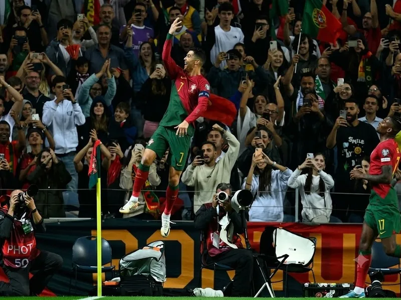 Người hâm mộ đồng thanh hô Siuuu trong màn ăn mừng của CR7
