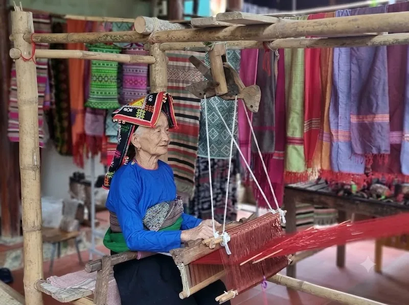 Trang phục truyền thống Lào lưu giữ kỹ thuật dệt và bản sắc cộng đồng